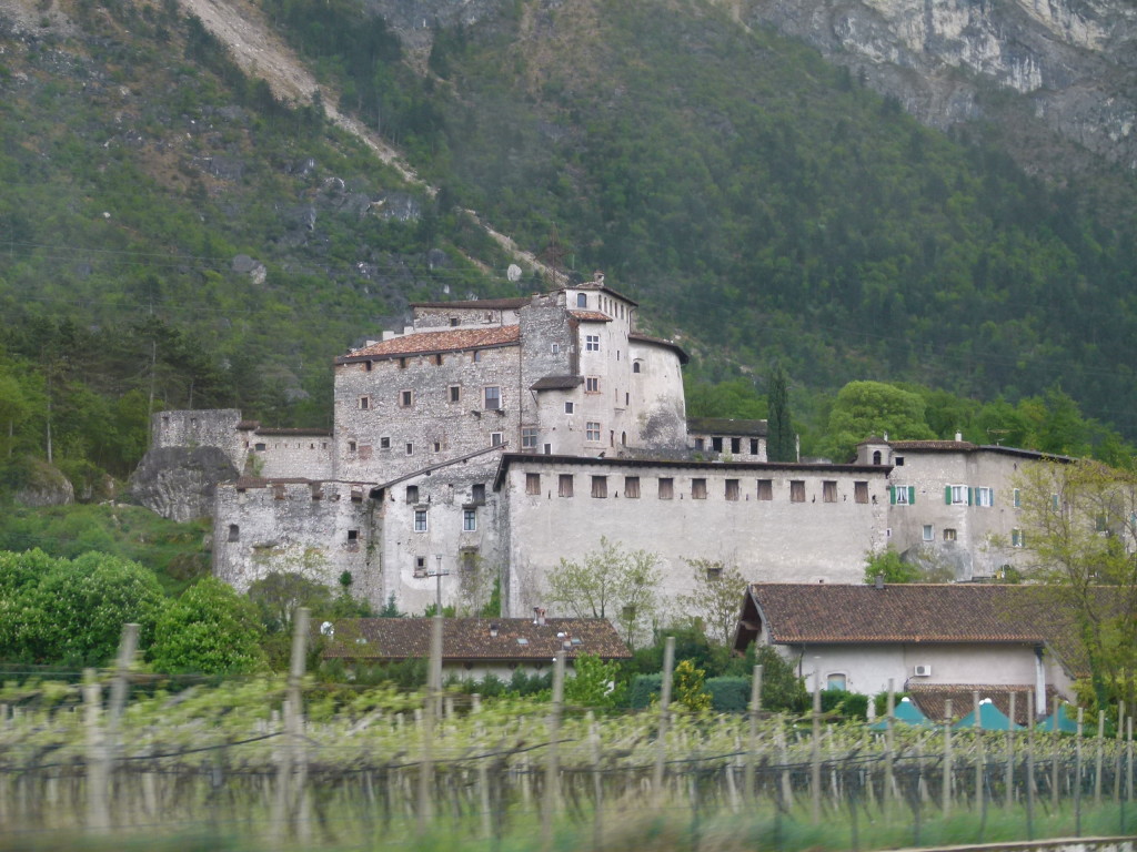 Along the road we saw many castles and fortresses. 