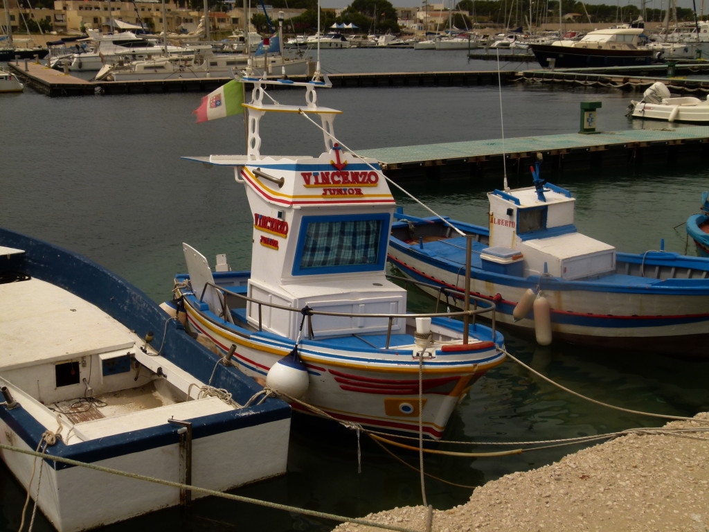 A cute little boat in the harbour. 