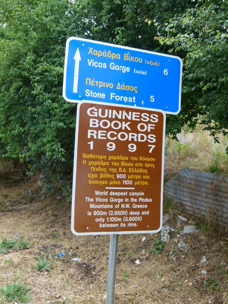 The sign on the way to the lookout. 