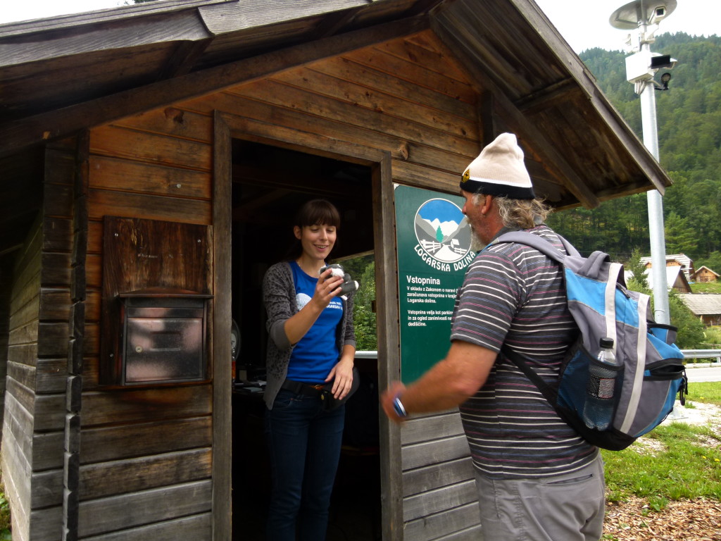 This is the Park Ranger that woke us up at 7.30 in the morning. She was very friendly and deserved a koala.