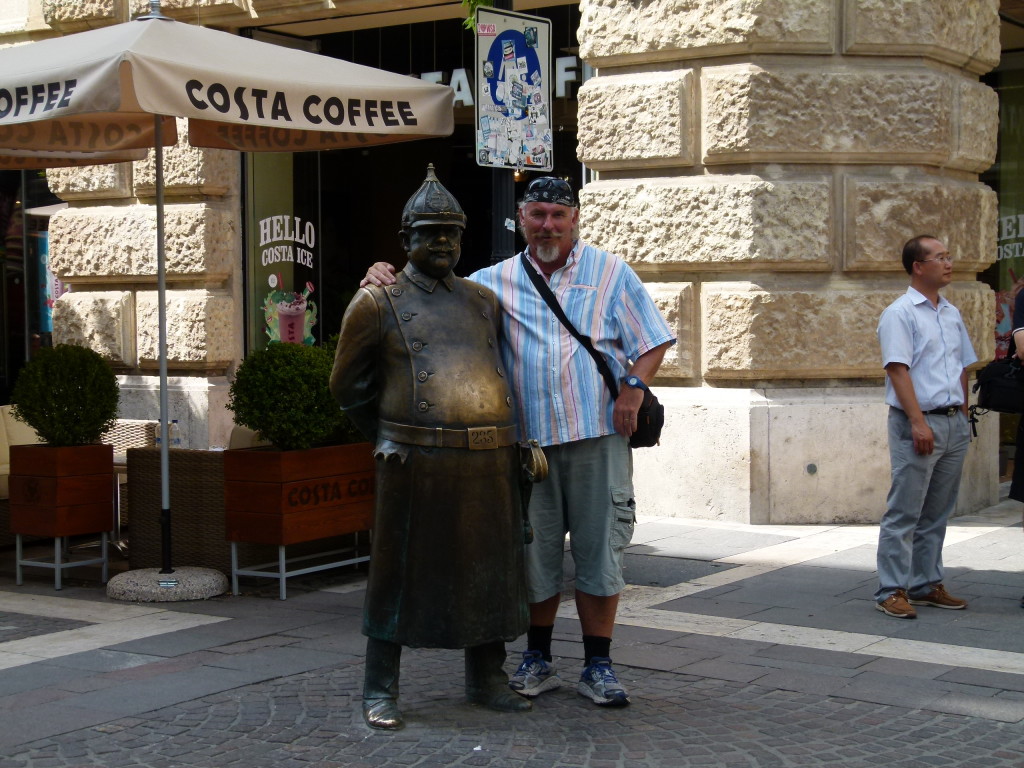 Ewout found a friend, a statue of a well fed Hungarian policeman from the early 1900's.