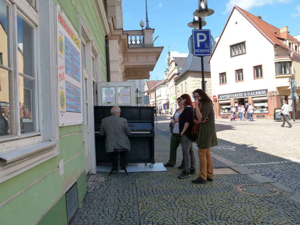 open air impromptu sing a long