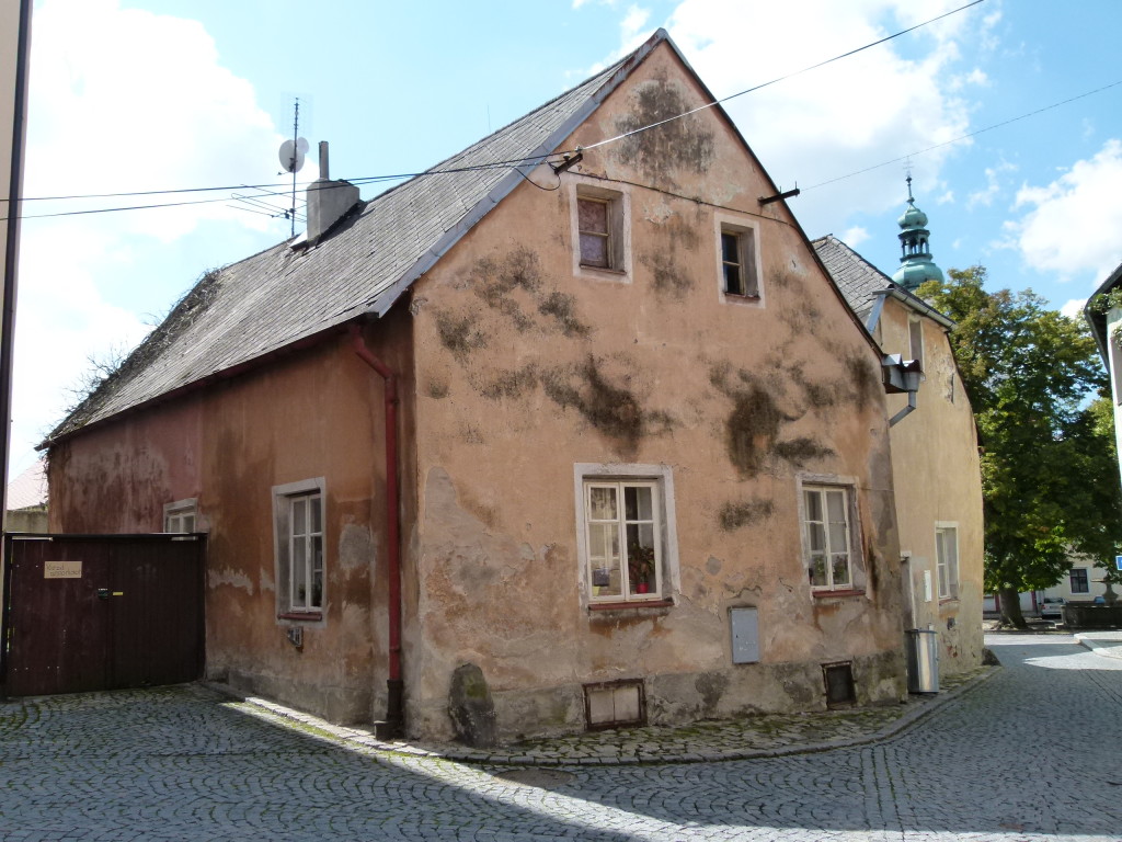 not all of Tabors houses are nicely painted, but this one had very interesting mould.