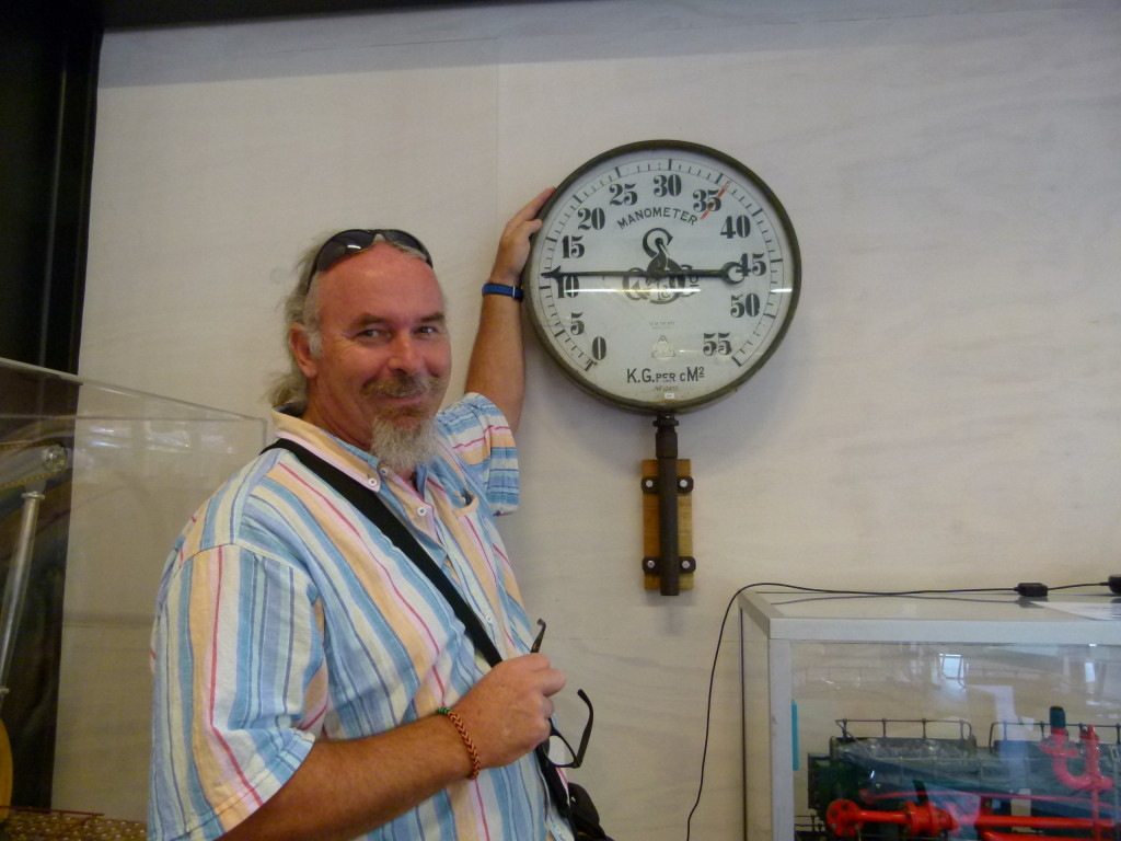 Ewout standing next to the manometer. If you look carefully on the dial thats what the name of the gauge is called. Ewout only rates a 12 out of 55 ???