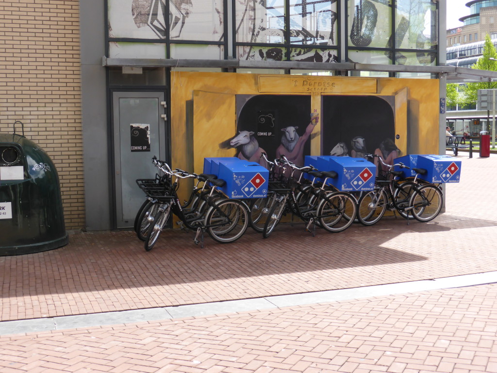 As we entered Dordrecht we saw the pizza delivery bikes. Its a good thing that Holland is all flat.