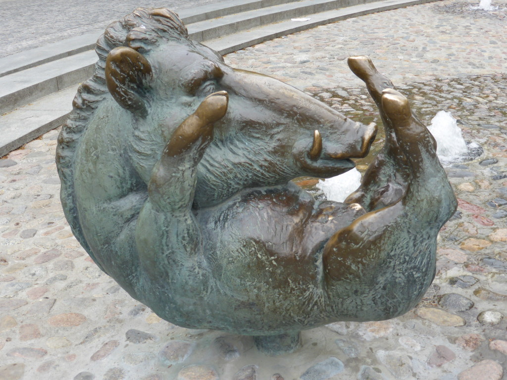 In the town square ther were many statues. This one of the wild boar caught my attention.