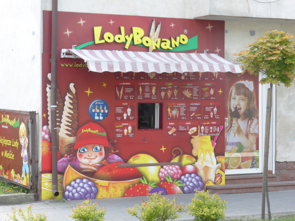 This is an icecream shop. The small whole in the middle is where they serve out of. Throughout Poland we have seen many of these.