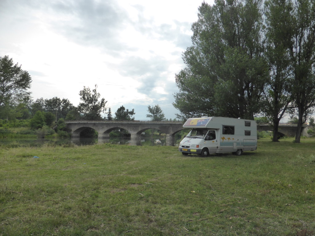 Sometimes you find some great wild camping spots. In Bulgaria we found many. This one had a great view of the river and the bridge.