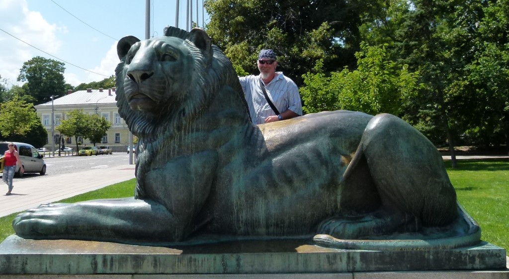 Ewout and his new bandana. And yes he is standing next to a giant lion. 