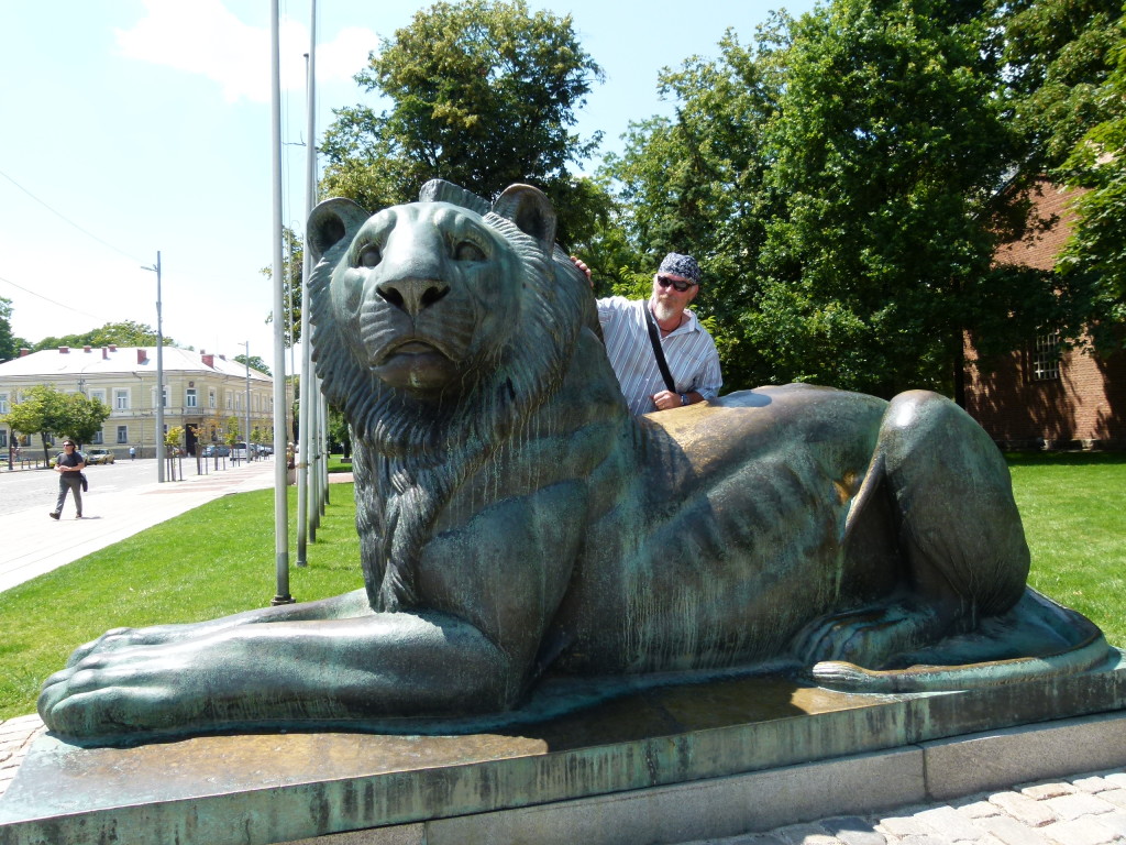 Ewout with the lion statue in the main square. The lion has a strange look on it's face!!